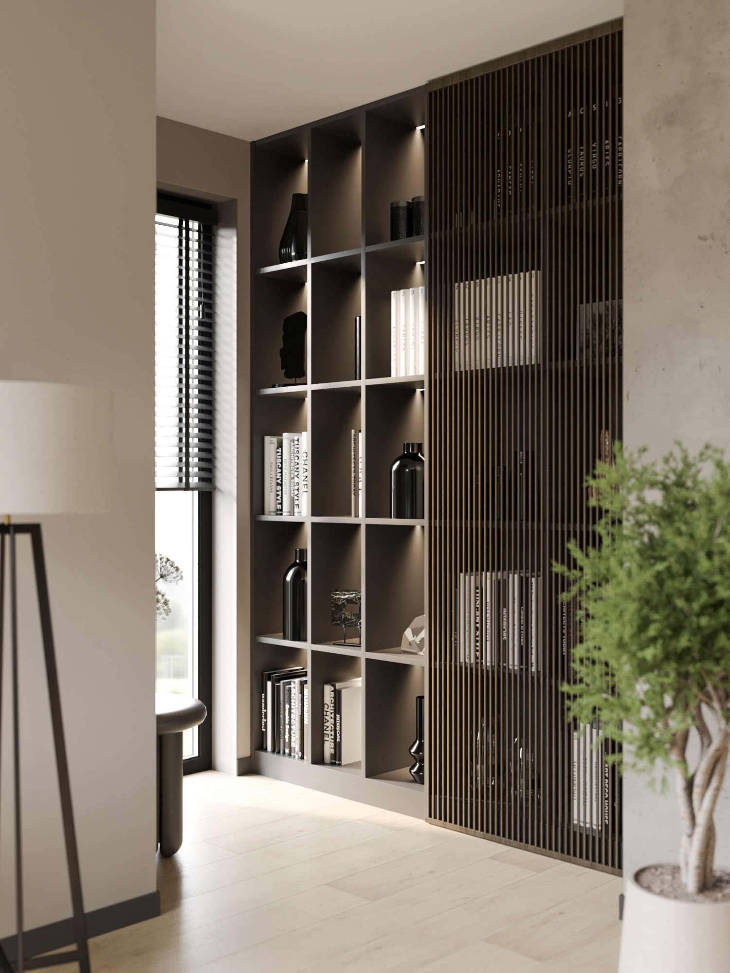 Nowoczesny regał z półkami i dekoracyjną ścianką z pionowych listew, wypełniony książkami, wazonami i ozdobami, oświetlony punktowo, z rośliną doniczkową w tle, w jasnym wnętrzu.