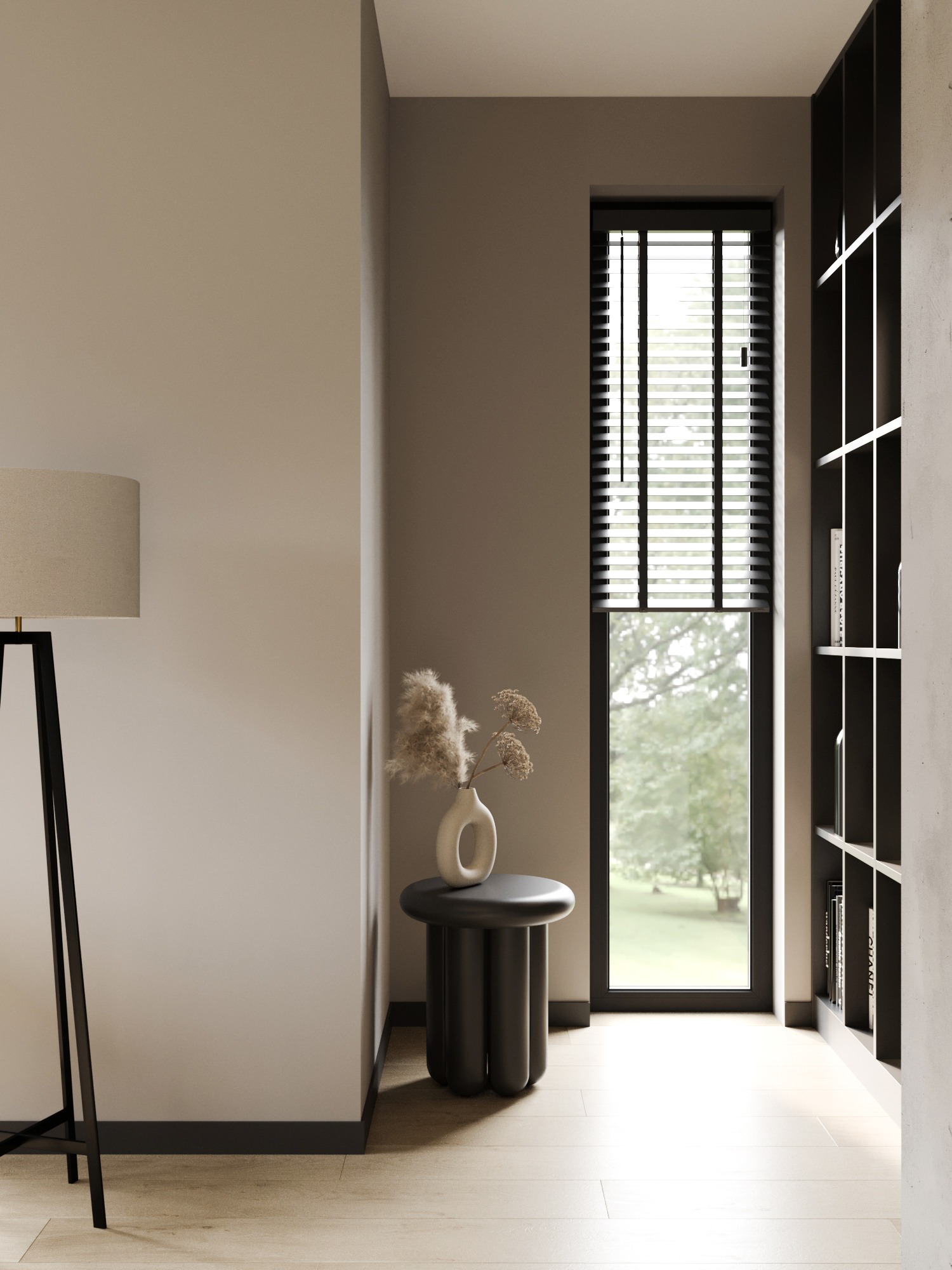 Minimalistyczne wnętrze z beżowymi ścianami, drewnianą podłogą, czarnymi ramami okiennymi z żaluzjami, czarnym regałem z książkami, lampą podłogową i okrągłym stolikiem z wazonem z suszonymi kwiatami.