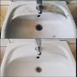 Porównanie umywalki przed i po czyszczeniu: górna część z widocznymi zabrudzeniami i plamami, dolna część lśniąca czystością po zabiegu.