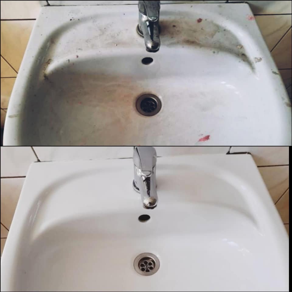 Porównanie umywalki przed i po czyszczeniu: górna część z widocznymi zabrudzeniami i plamami, dolna część lśniąca czystością po zabiegu.