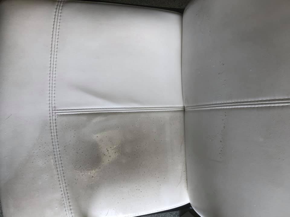 Porównanie: Połowa jasnej, skórzanej kanapy wyczyszczona, ukazująca wyraźną różnicę w czystości i barwie materiału.