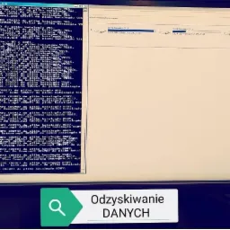 Ekran monitora z otwartym oknem wiersza poleceń wyświetlającym listę plik&oacute;w i folder&oacute;w, obok okno Eksploratora z widocznymi dyskami, na dole grafika z tekstem 'Odzyskiwanie danych' i ikoną lupy.