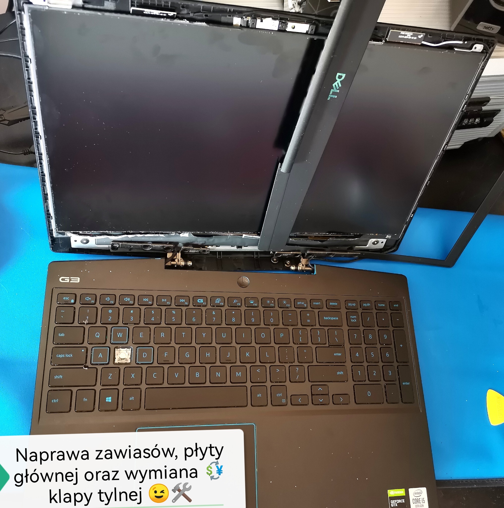 Laptop Dell G3 w trakcie naprawy, widoczne otwarte zawiasy ekranu, uszkodzony klawisz 'A', narzędzie do otwierania obudowy leży obok klawiatury, widoczna naklejka z procesorem Intel Core i5 10th Gen.