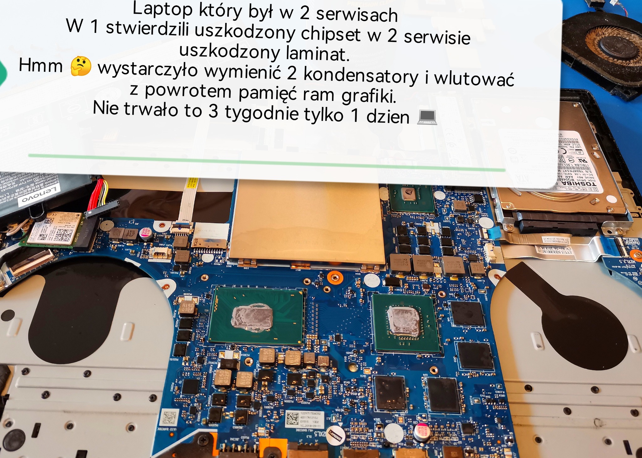 Otwarty laptop Lenovo z widoczną płytą główną, procesorami pokrytymi pastą termoprzewodzącą, dyskiem twardym Toshiba i notatką o naprawie polegającej na wymianie kondensatorów.