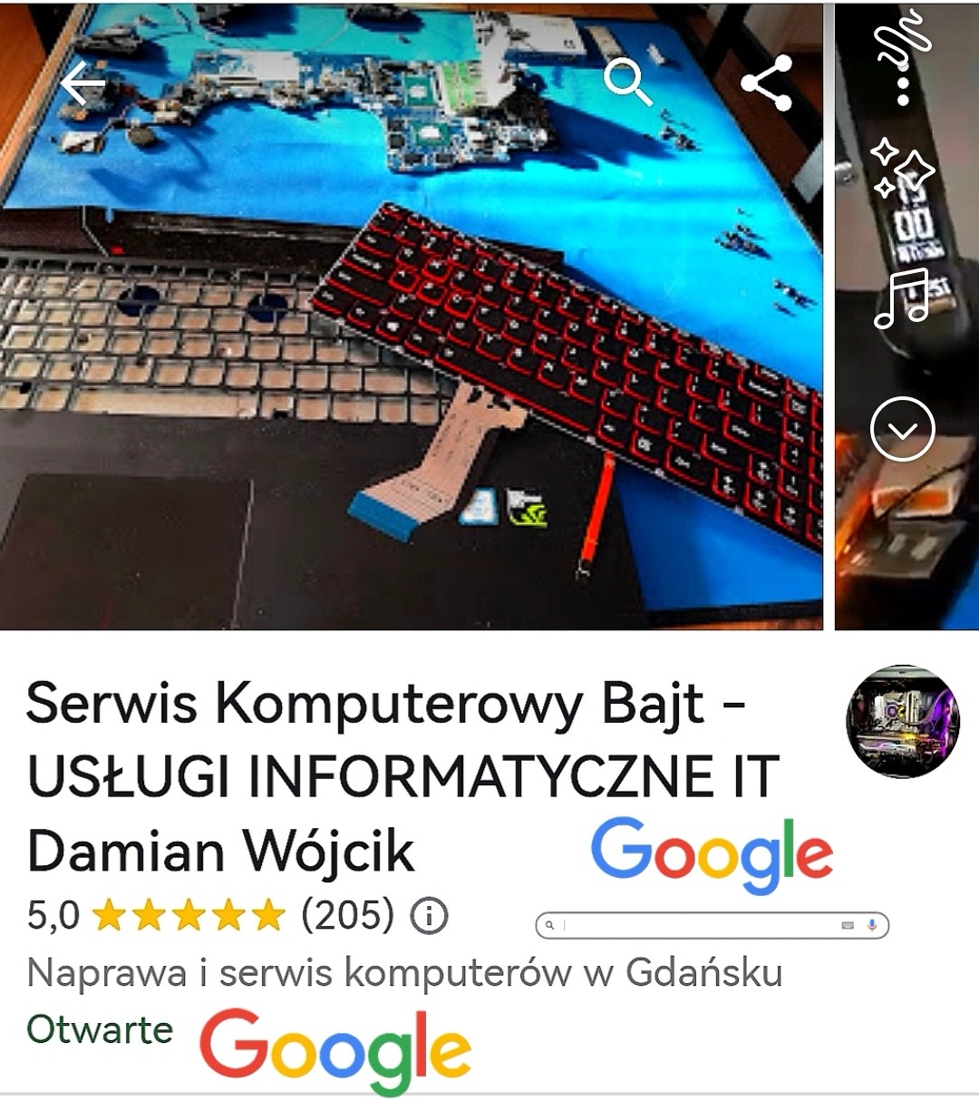 Rozłożony laptop na niebieskiej macie: widoczna płyta główna, odłączona klawiatura z czerwonym podświetleniem, pasek połączeniowy. Obok smartwatch z wyświetlonym czasem.