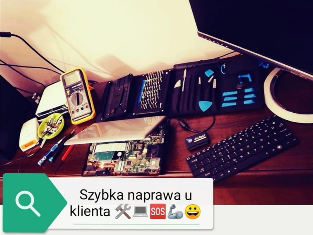 Rozłożony laptop z widoczną płytą główną, obok zestaw narzędzi precyzyjnych, multimetr w żółtej obudowie, dysk zewnętrzny i czarna klawiatura na drewnianym biurku.