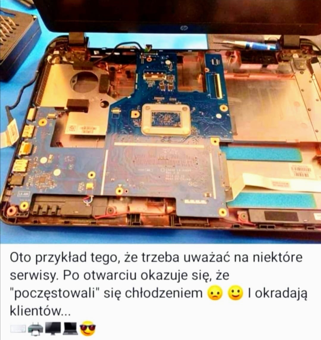 Wnętrze otwartego laptopa z widoczną płytą główną, brakujące elementy sugerują nieuczciwą naprawę.