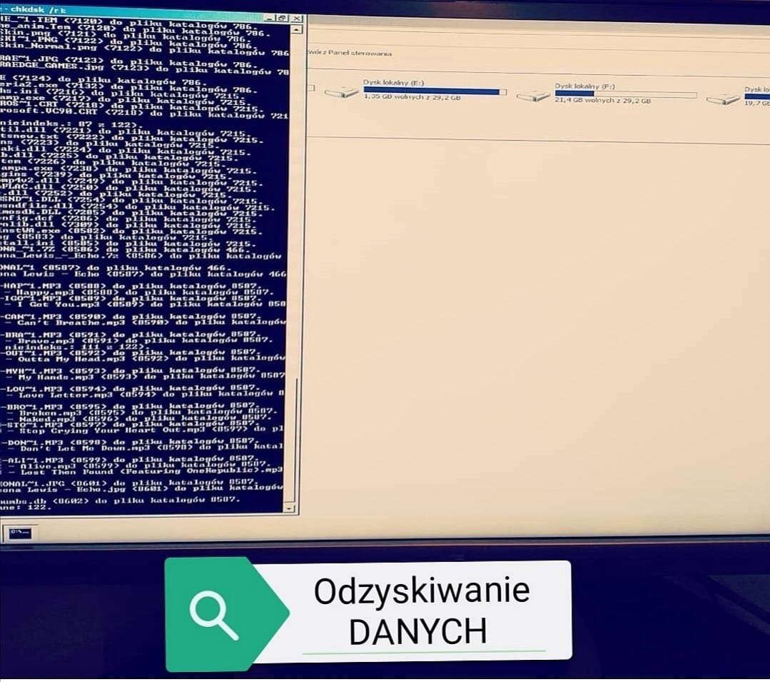 Ekran monitora z otwartym oknem wiersza poleceń wyświetlającym listę plików i folderów, obok okno Eksploratora z widocznymi dyskami, na dole grafika z tekstem 'Odzyskiwanie danych' i ikoną lupy.