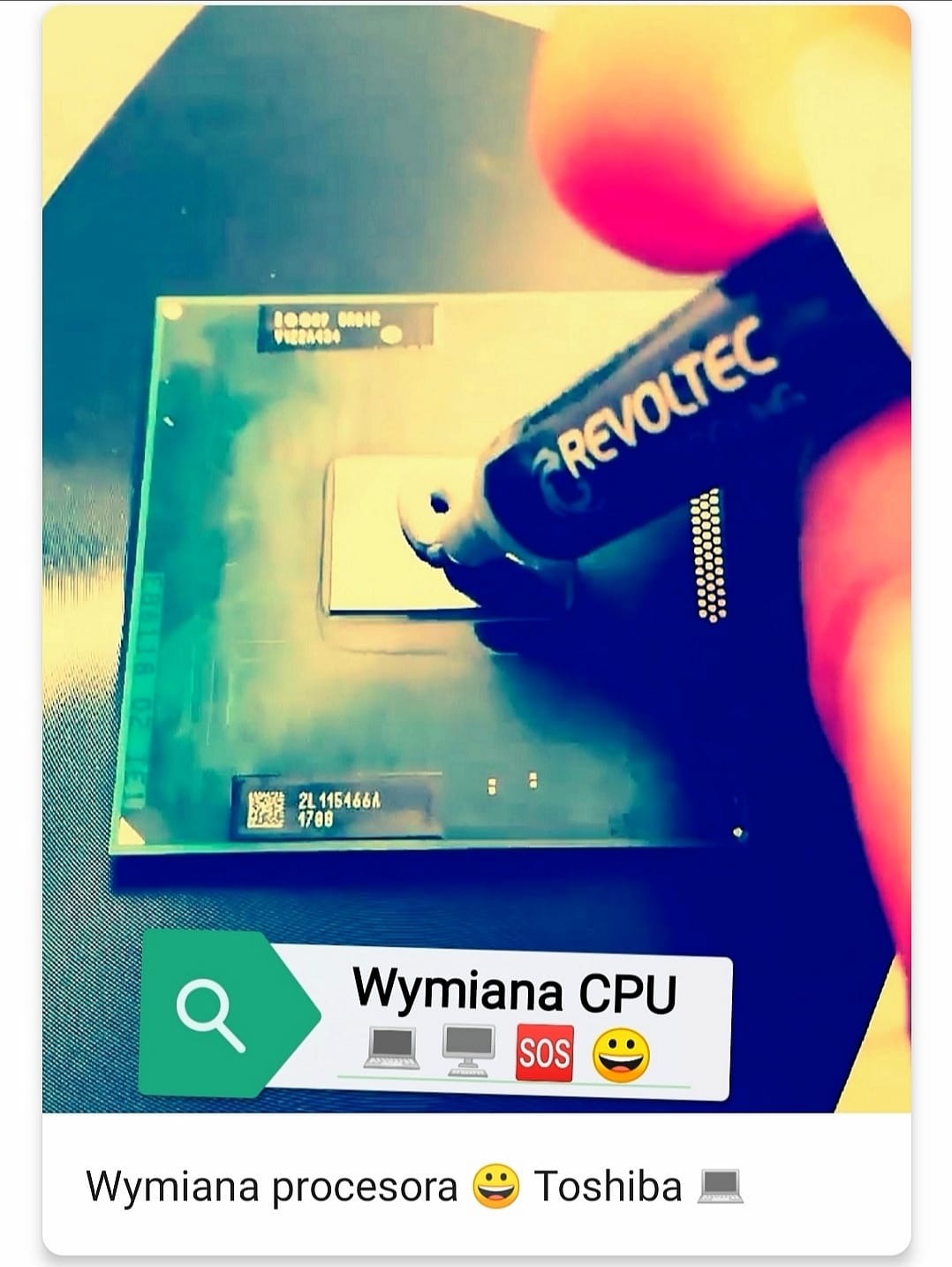 Nakładanie pasty termoprzewodzącej Revoltec na procesor komputera na zielonej płycie głównej.