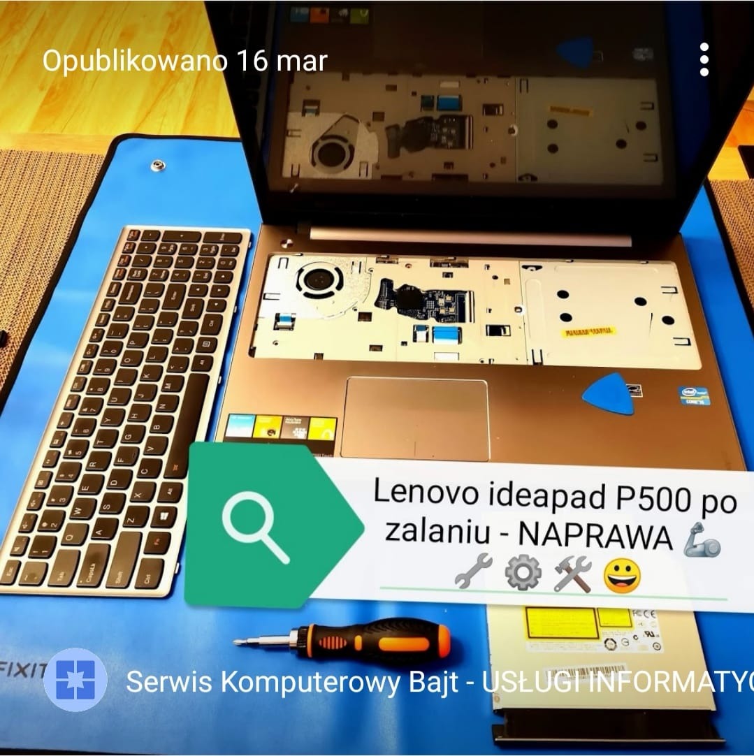 Rozłożony laptop Lenovo IdeaPad P500 po zalaniu, widoczna odłączona klawiatura, elementy obudowy, śrubokręt i napęd optyczny na niebieskiej macie serwisowej.