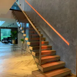 Schody półkowe z balustradą szklaną