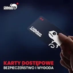 Karta dostępu z logo firmy Chameleon Monitoring, prezentowana w dłoni na ciemnym tle. Widoczny napis: Karty dostępowe, Bezpieczeństwo i wygoda.