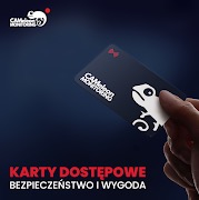 Karta dostępu z logo firmy Chameleon Monitoring, prezentowana w dłoni na ciemnym tle. Widoczny napis: Karty dostępowe, Bezpieczeństwo i wygoda.