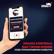 Smartfon w dłoni prezentuje powiadomienie alarmowe z monitoringu ogrodu, wyświetlające się na ekranie aplikacji. W tle ciemnogranatowa grafika z hasłem 'Zdalna kontrola nad Twoim domem'.