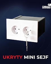 Mini sejf ukryty w gniazdku elektrycznym, z kluczem w zamku, na ciemnym tle z logo CAM-LIGHT MONITORING.