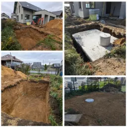 Montaż betonowego zbiornika; wykopany dół w ziemi, częściowo zakopana betonowa płyta z włazem, koparka w tle, teren budowy.