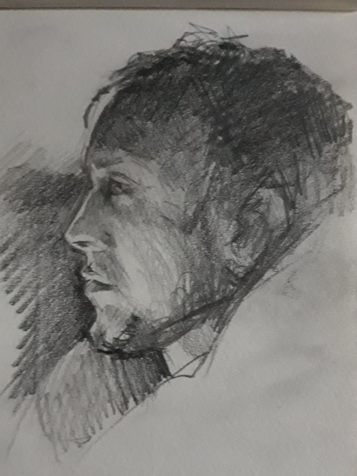 Szkic ołówkiem przedstawiający profil mężczyzny z lekkim zarostem, wykonany z użyciem kreskowania i cieniowania na białym papierze.