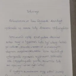 Skan referencji dla opiekunki, z tekstem pisanym odręcznie, potwierdzającym opiekę nad osobą starszą po udarze, obejmującą czynności higieniczne, podawanie leków i przygotowywanie posiłków.