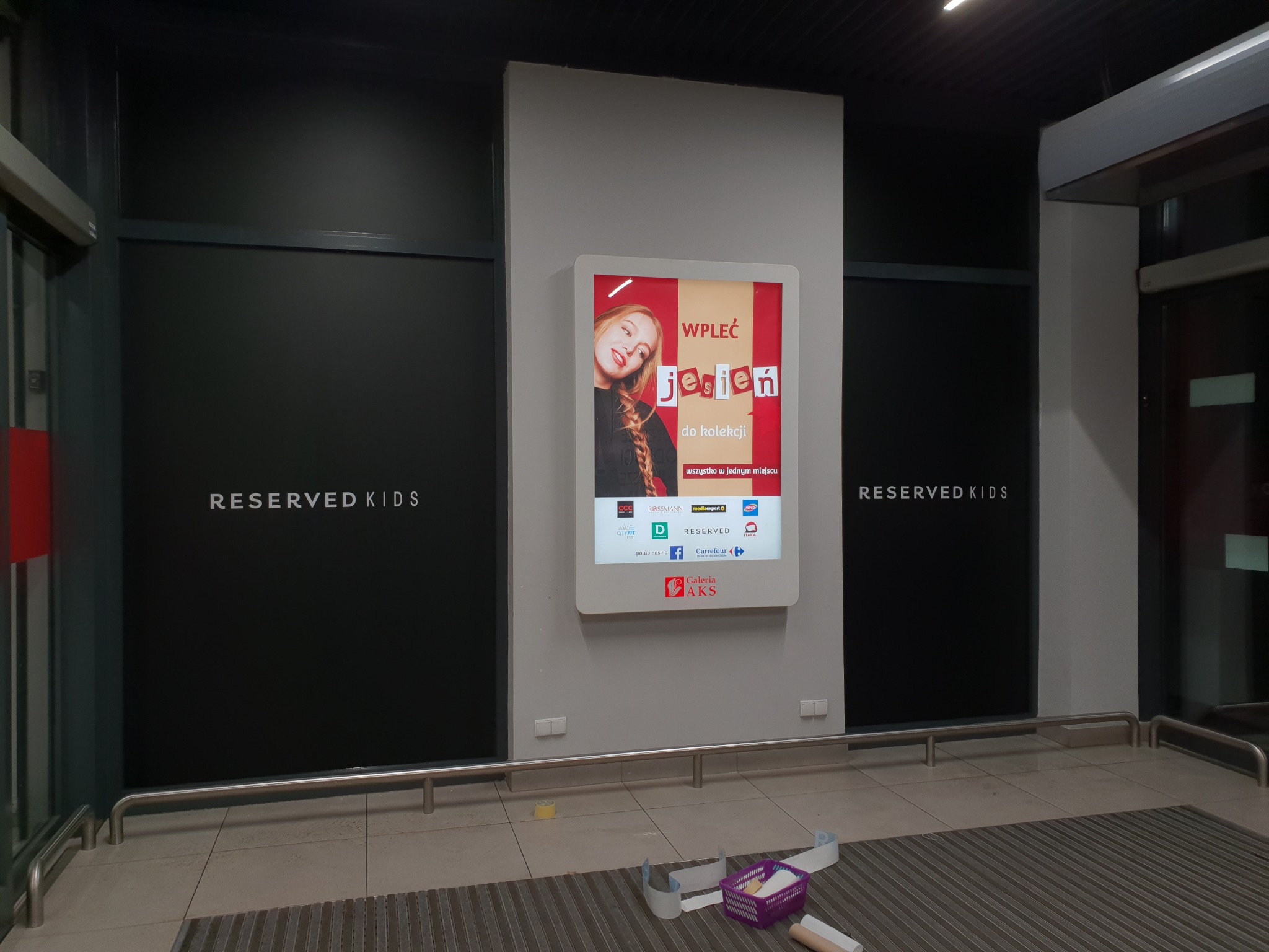 Wyklejenie sklepu RESERVED