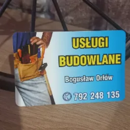 Wizytówka z napisem 'Usługi Budowlane' Bogusław Orłów i numerem telefonu 792 248 135, obok fragment zdjęcia osoby w pasie narzędziowym, na tle dekoracyjnego elementu metalowego i drewnianej...