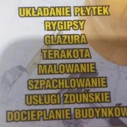 Reklama usług budowlanych: układanie płytek, regipsy, glazura, terakota, malowanie, szpachlowanie, usługi zduńskie, docieplanie budynków, widoczny fragment planu architektonicznego i żółty kask...