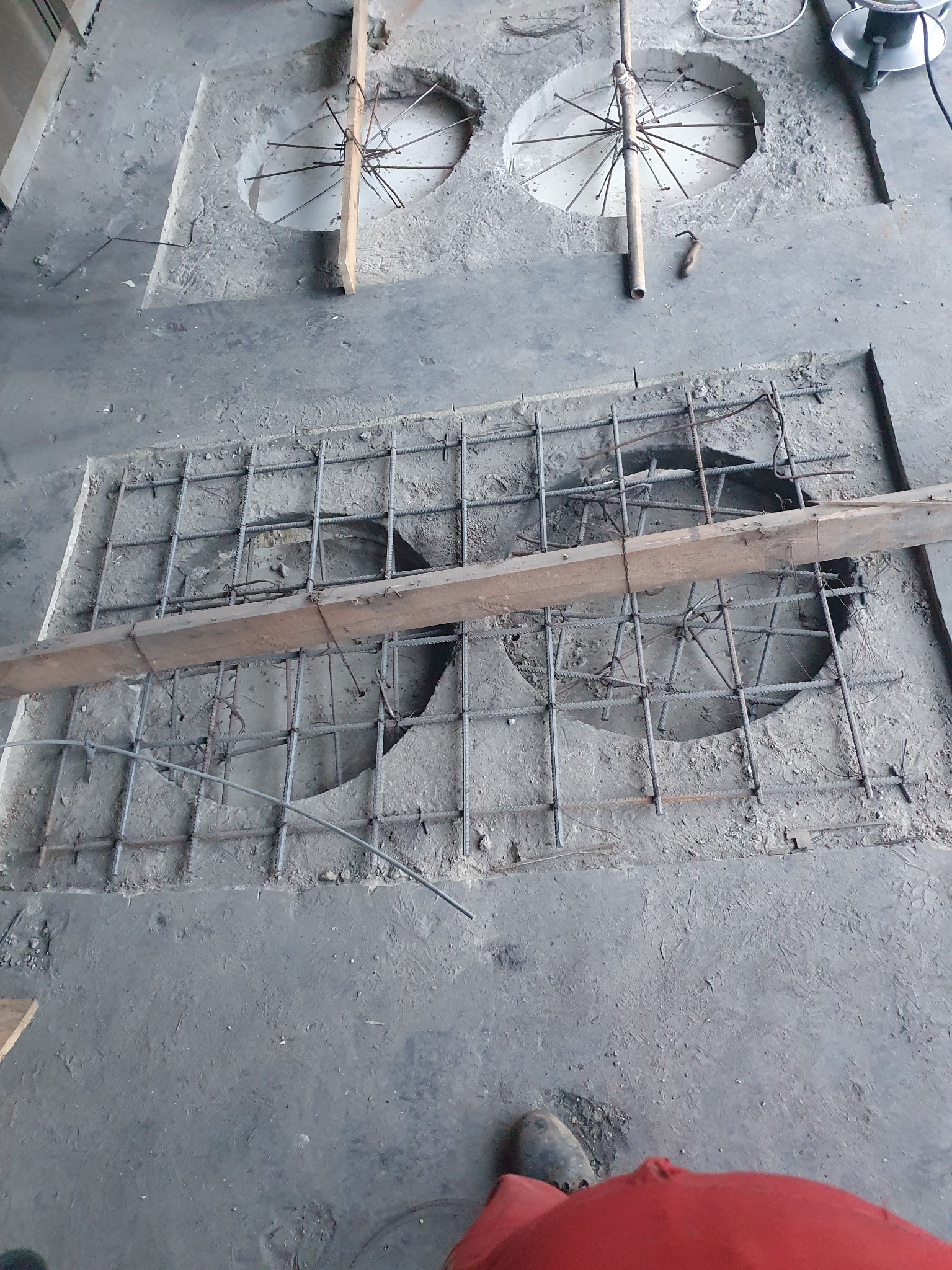 Szalowanie oraz Zalewanie otworów w stropie