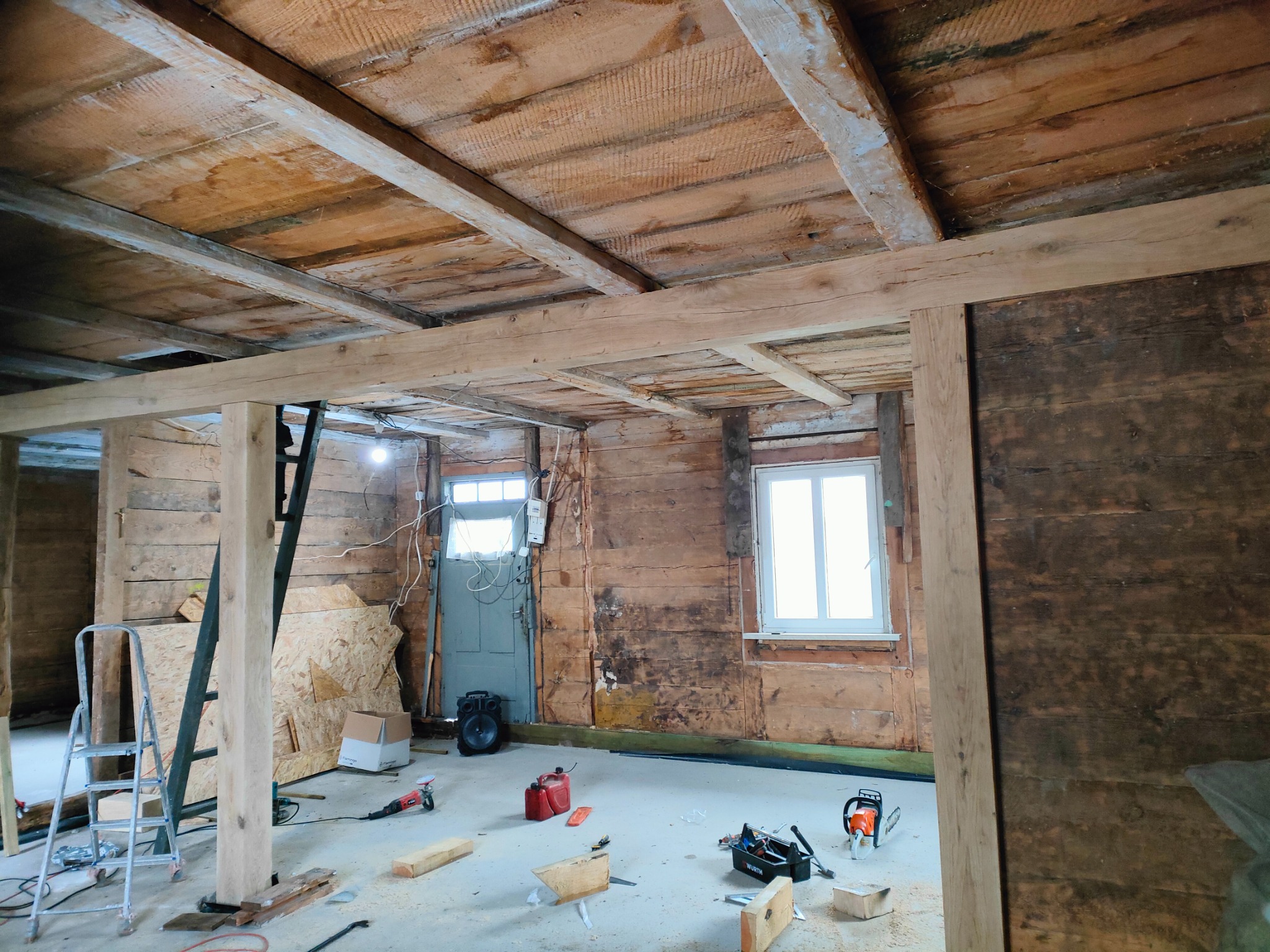 Wymiana podciągu i słupów w domu z bala