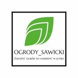Logo firmy ogrodniczej 'Ogrody Sawicki' z Łodzi, przedstawiające stylizowany zielony liść w czarnej ramce oraz hasło 'Założyć ogród to uwierzyć w jutro'.