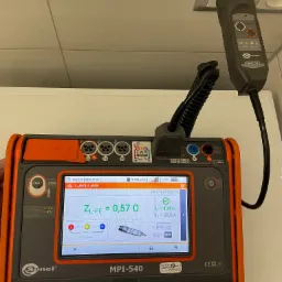 Pomiar impedancji pętli zwarcia gniazdka elektrycznego za pomocą miernika Sonel MPI-540, widoczne parametry na ekranie urządzenia.