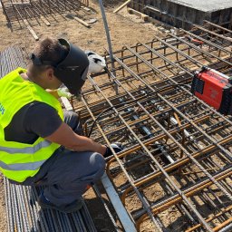 Etap prac elektrycznych związanych ze spawaniem bednarki do zbrojenia na potrzeby odgonienia i uziemienia instalacji elektrycznej 