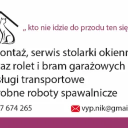 Grafika reklamowa firmy oferującej montaż i serwis stolarki okiennej, rolet i bram garażowych, z logo przedstawiającym kota siedzącego w domku, numerem telefonu i adresem e-mail.