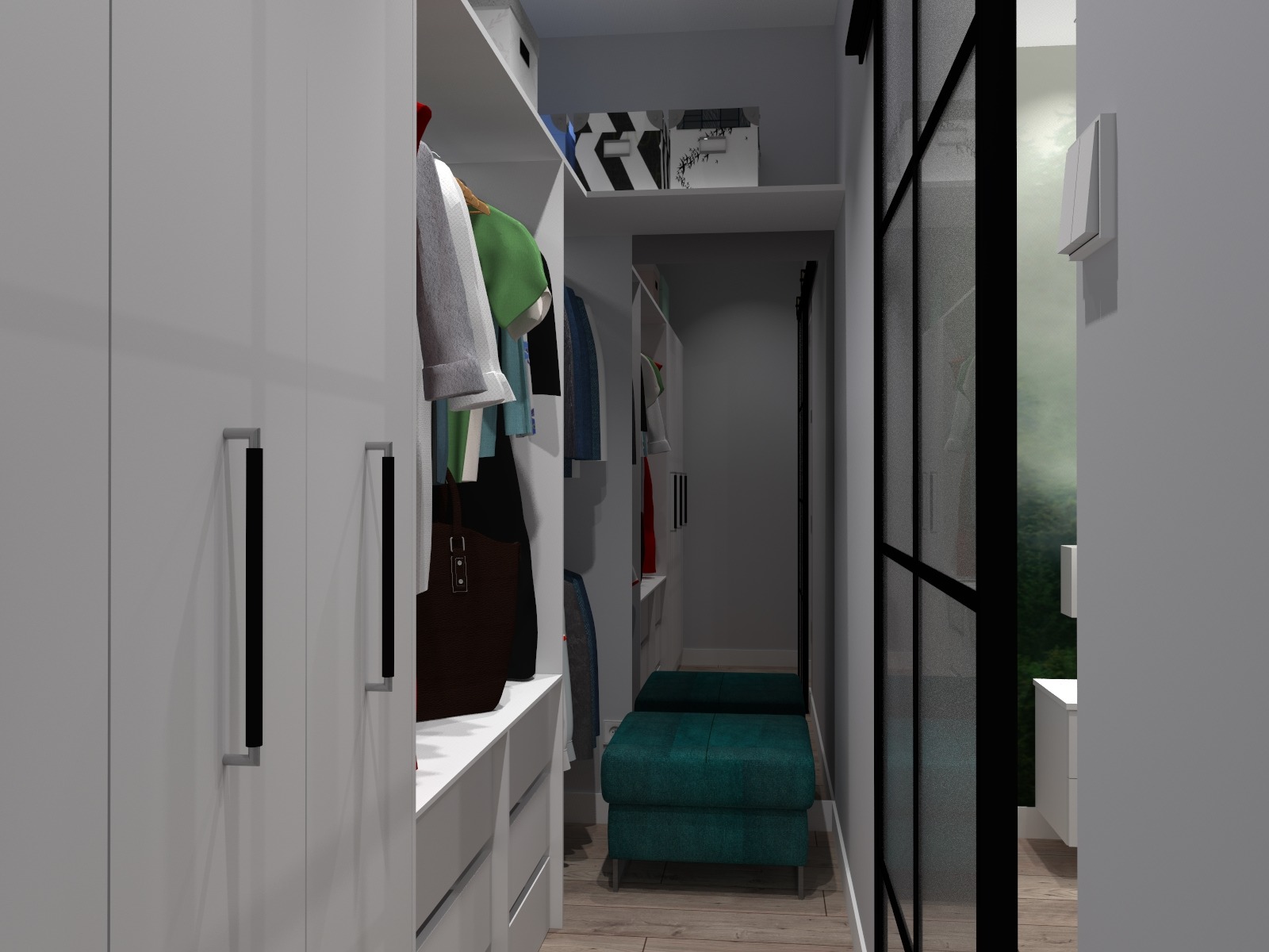 Wnętrze garderoby z białymi szafami, drążkami na ubrania, półkami i zielonym pufem; widok na okno z dekoracyjną szybą