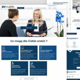 Projekt strony internetowej kk-nieruchomosci.pl z uśmiechniętą kobietą w tle i niebieskimi kwiatami w wazonie po prawej stronie.