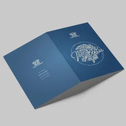 Otwarta, niebieska teczka z logo i menu restauracji Marysieńka, prezentowana pod kątem na szarym tle.