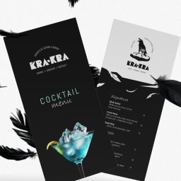 Branduchy Studio Brandingowe - Dwa menu koktajlowe KRA-KRA: czarne z drinkiem i białe z listą drinków, pióra w tle. Elegancki design, idealny dla baru lub restauracji.