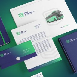 Branduchy Studio Brandingowe - Komplet materiałów firmowych 'Szyby Autobusowe Bis': koperta, list firmowy, wizytówka, notatnik. Z dominującą zielenią i logotypem firmy.