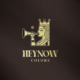 Branduchy Studio Brandingowe - Złoty, stylizowany logotyp przedstawiający profil kobiety w koronie dmącej w trąbkę, umieszczony nad nazwą firmy 'HEYNOW COLORS' na ciemnobrązowym tle.