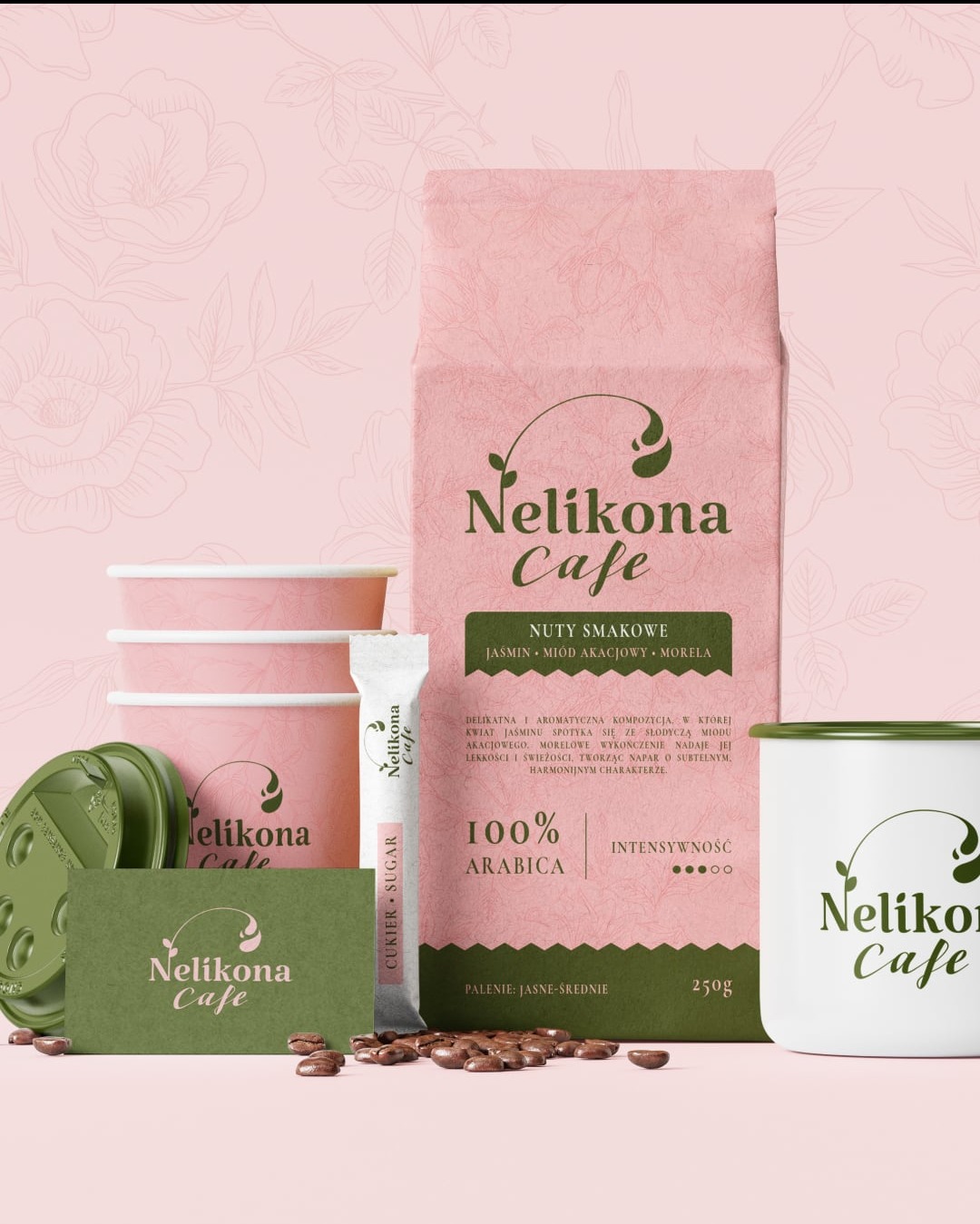 Elegancka identyfikacja wizualna marki kawy: opakowanie, kubek, wizytówka, cukier w saszetce i ziarna kawy na jasnym tle z motywem kwiatowym. Subtelna kolorystyka i minimalistyczny design.