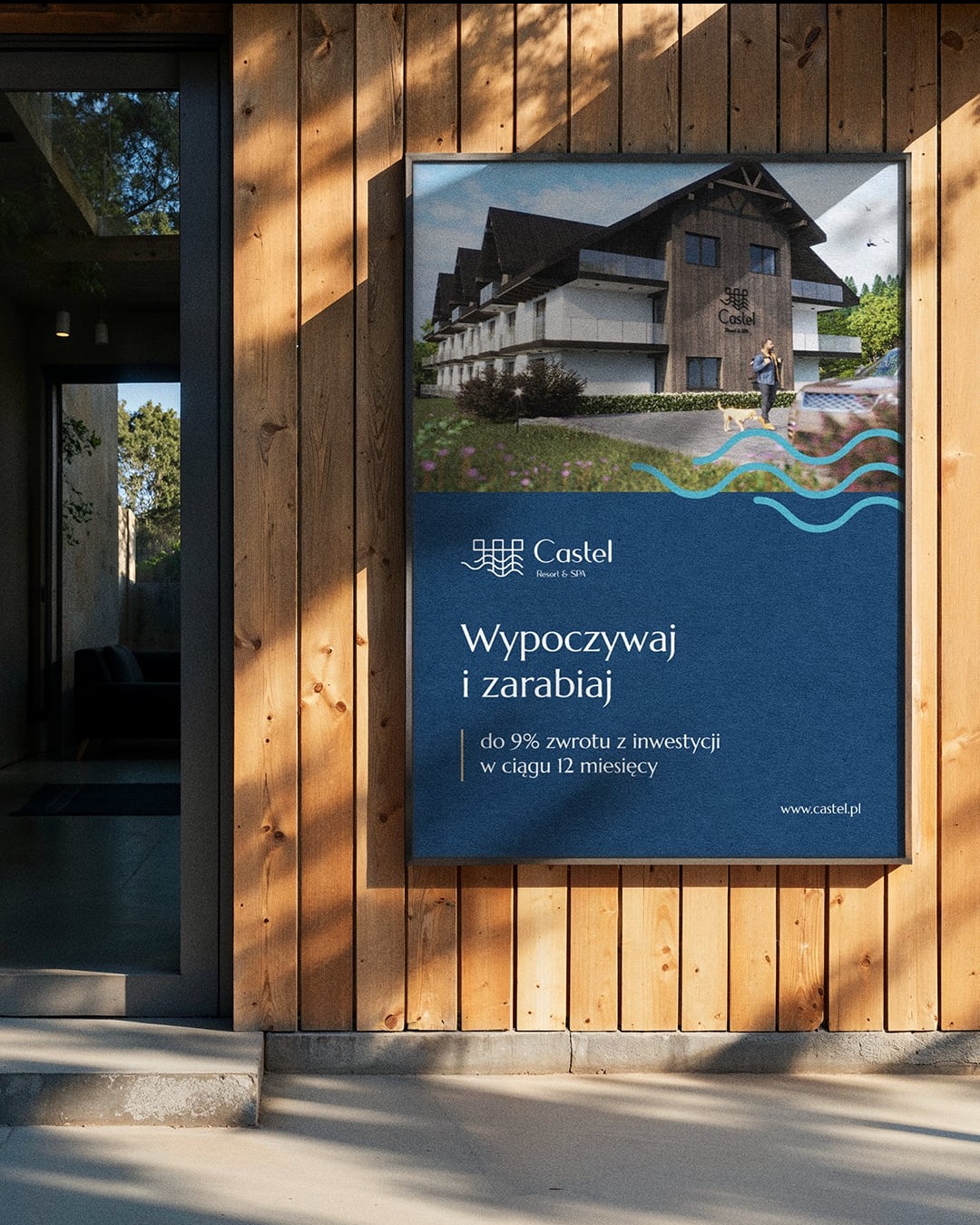 Elegancki plakat reklamowy Castel Resort & SPA na drewnianej ścianie budynku, prezentujący wizualizację obiektu i hasło 'Wypoczywaj i zarabiaj'.