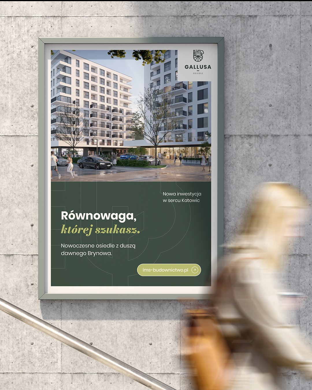 Plakat reklamowy osiedla Gallusa w Katowicach, z nowoczesną architekturą budynków i hasłem 'Równowaga, której szukasz', umieszczony na betonowej ścianie.