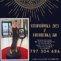 Kobieta w czarnej sukience pozuje przy obrotowej platformie z telefonem do nagrywania wideo, na czerwonym dywanie, w eleganckim wnętrzu. Na ekranie telefonu widoczny nagrywany film.