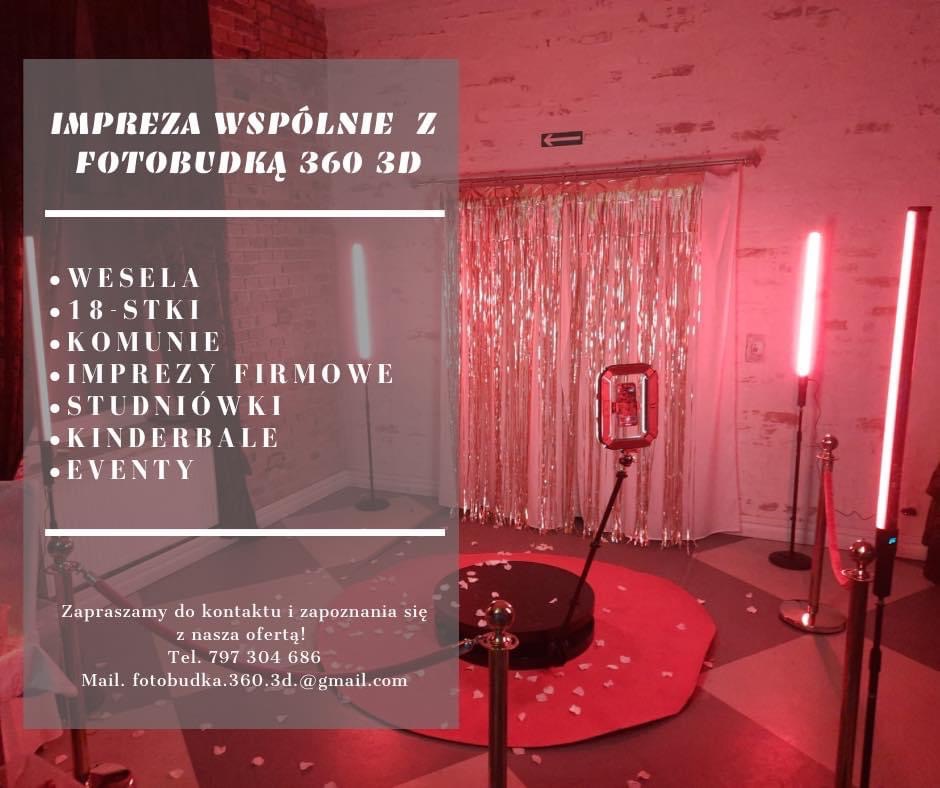 Fotobudka 360 3D z czerwonym oświetleniem i dekoracjami, zapraszająca na imprezy takie jak wesela, komunie i eventy firmowe, z podanym numerem telefonu i adresem email.