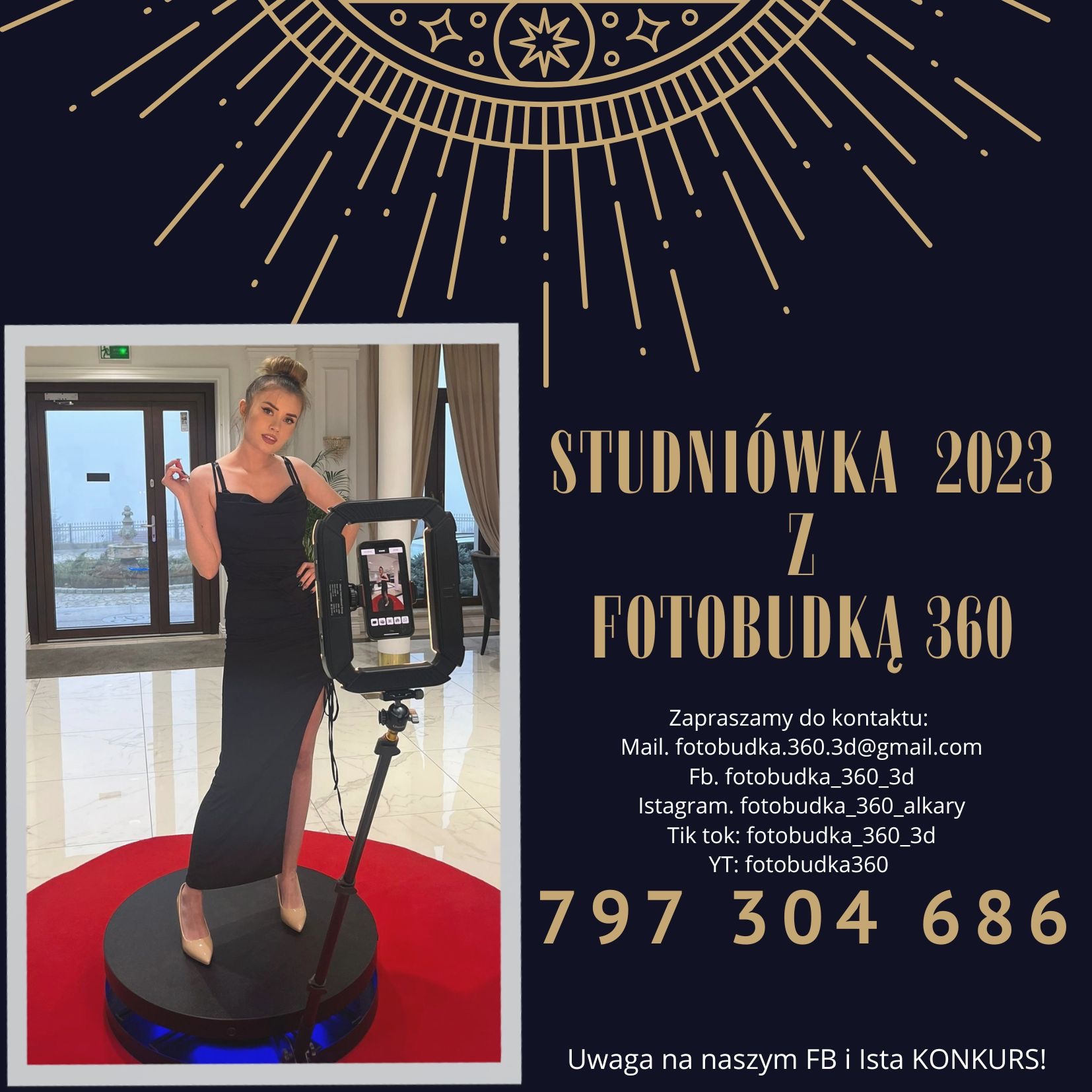Kobieta w czarnej sukience pozuje przy obrotowej platformie z telefonem do nagrywania wideo, na czerwonym dywanie, w eleganckim wnętrzu. Na ekranie telefonu widoczny nagrywany film.