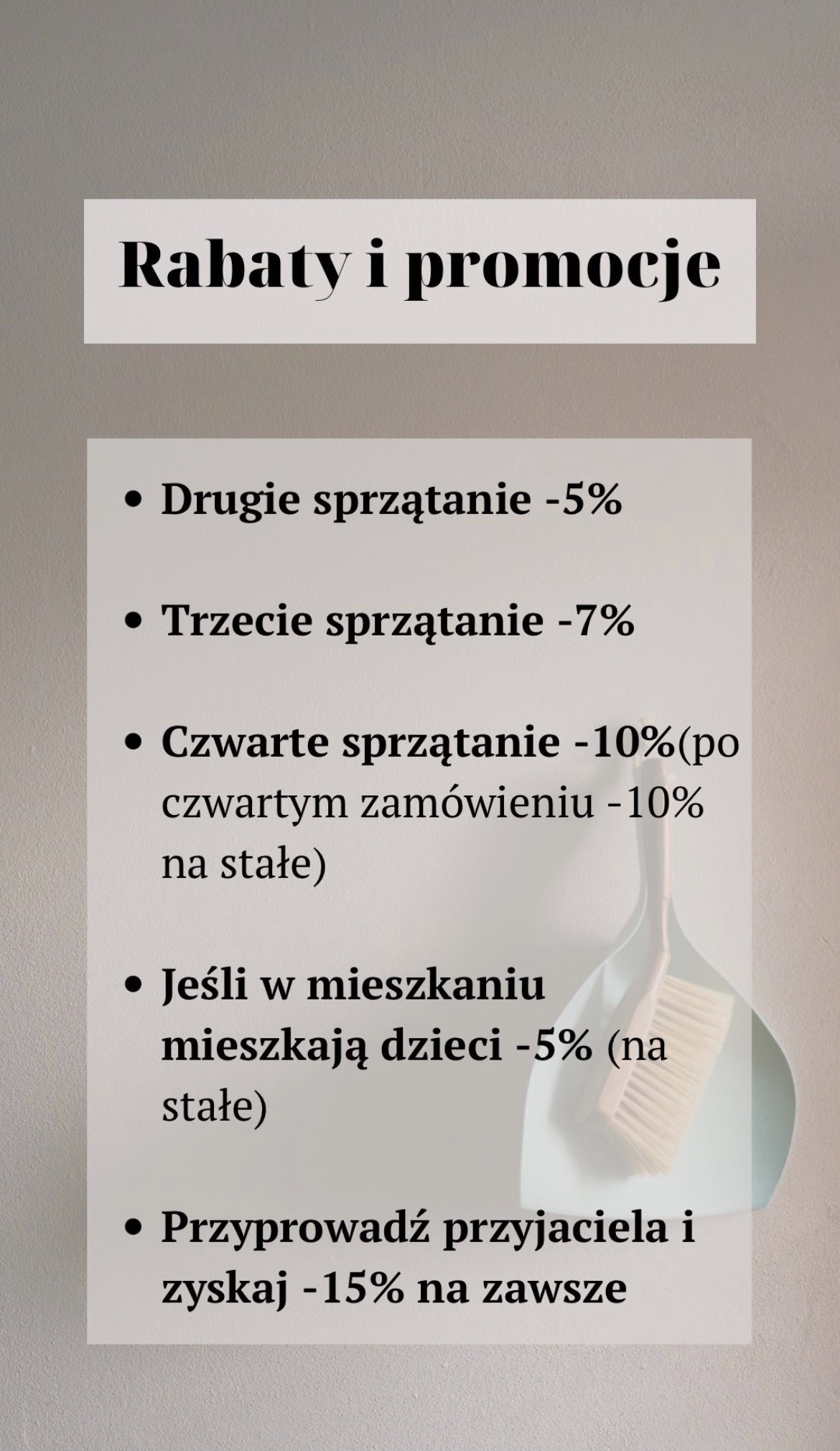Grafika z informacją o rabatach na usługi porządkowe: zniżki na drugie, trzecie i czwarte sprzątanie, rabat dla rodzin z dziećmi oraz zniżka za polecenie usługi znajomemu. W tle delikatny zarys...