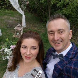 Dj Weselny występuje również ze skrzypaczkami.