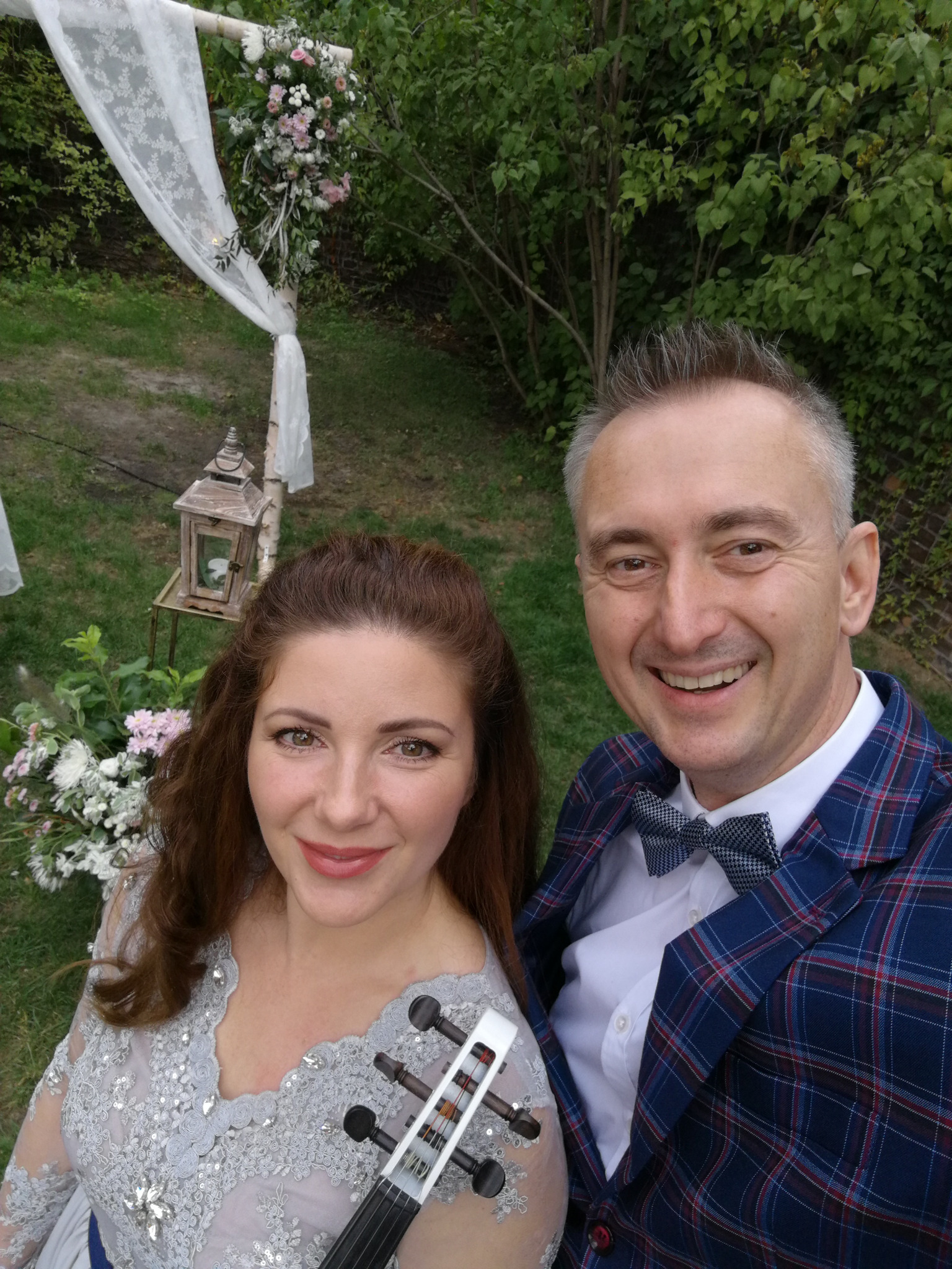 Dj Weselny występuje również ze skrzypaczkami.