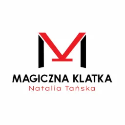 Logo firmy 'Magiczna Klatka' Natalii Tańskiej, przedstawiające stylizowaną literę M w kolorach czarnym i czerwonym.