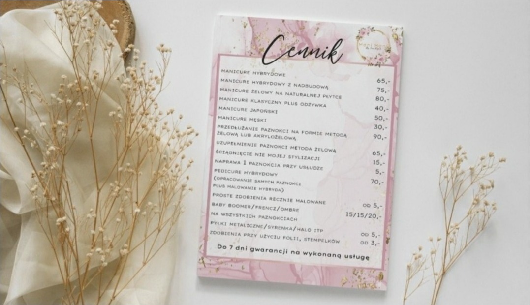 Karta menu usług kosmetycznych z cenami manicure i pedicure, w pastelowej kolorystyce, ozdobiona suszonymi kwiatami na białym tle.