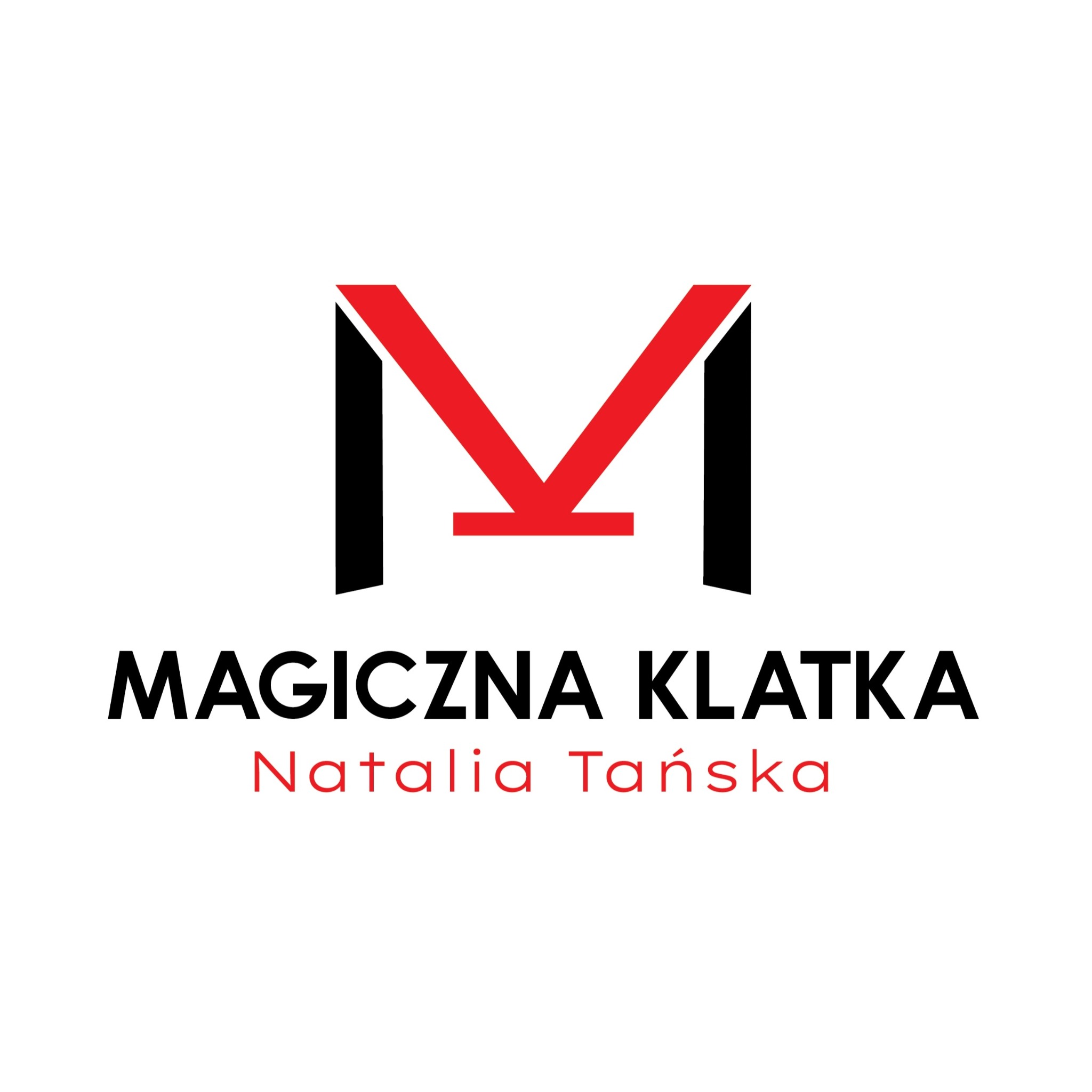 Logo firmy 'Magiczna Klatka' Natalii Tańskiej, przedstawiające stylizowaną literę M w kolorach czarnym i czerwonym.