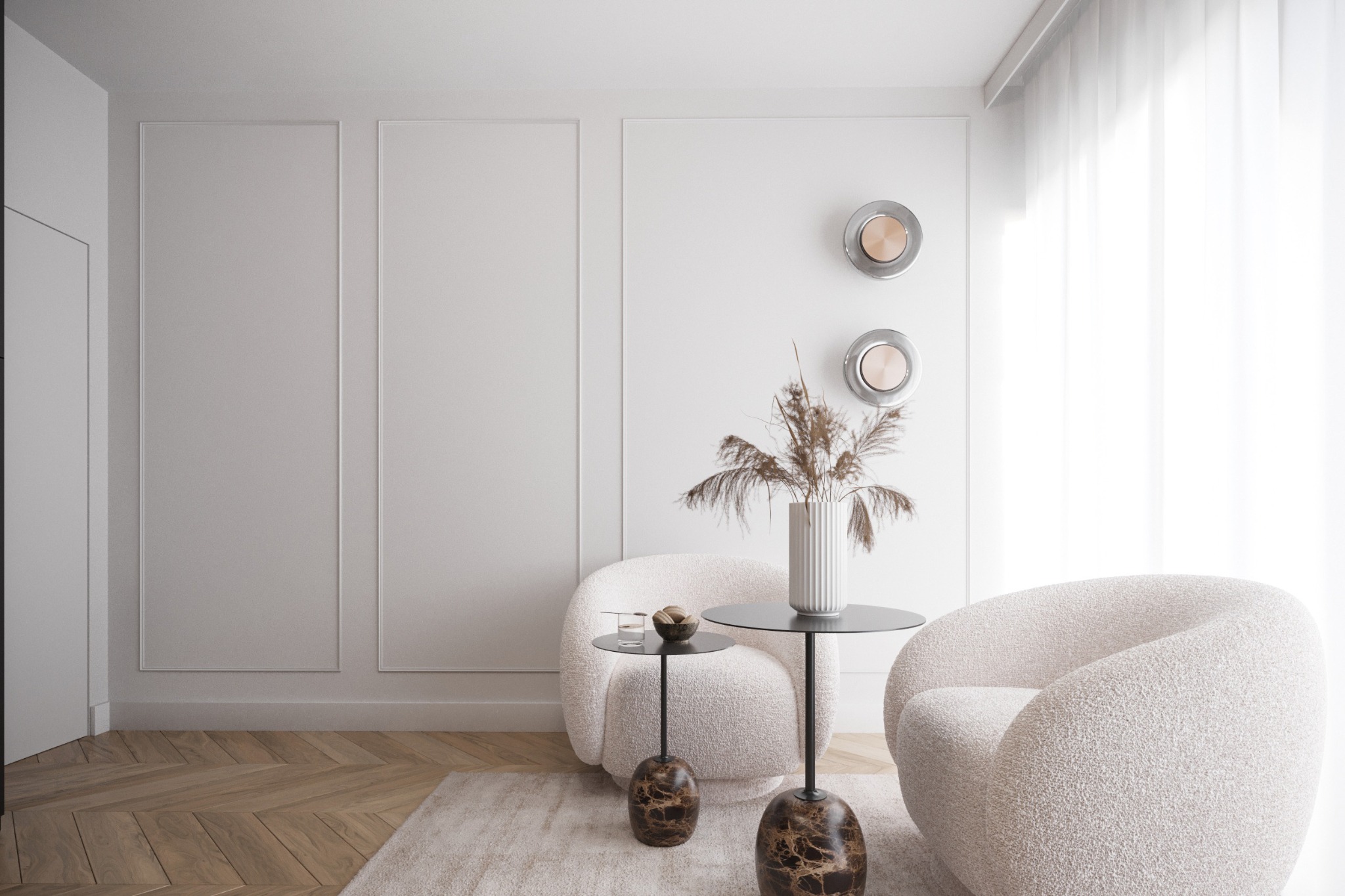 Jasne wnętrze z dwoma fotelami typu boucle, stolikami kawowymi z marmurowymi podstawami, dekoracyjnymi panelami ściennymi i suszonymi trawami w wazonie.
